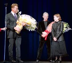 Schwarzenegger receives bouquet at Tokyo Int'l Film Festival